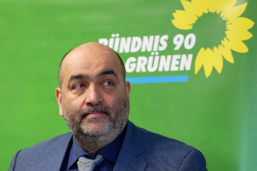 Grünen-Chef Omid Nouripour entdeckt angesichts der Kalifats-Demos das Thema Abschiebungen für sich.