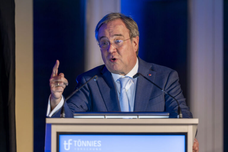 Der Bundestagsabgeordnete Armin Laschet (CDU) trägt ein blaues Jacket, hebt den Zeigefinger und brüllt irgendetwas. Im Zusammenhang mit dem Video aus Sylt ruft er die Bevölkerung zu Doxing auf