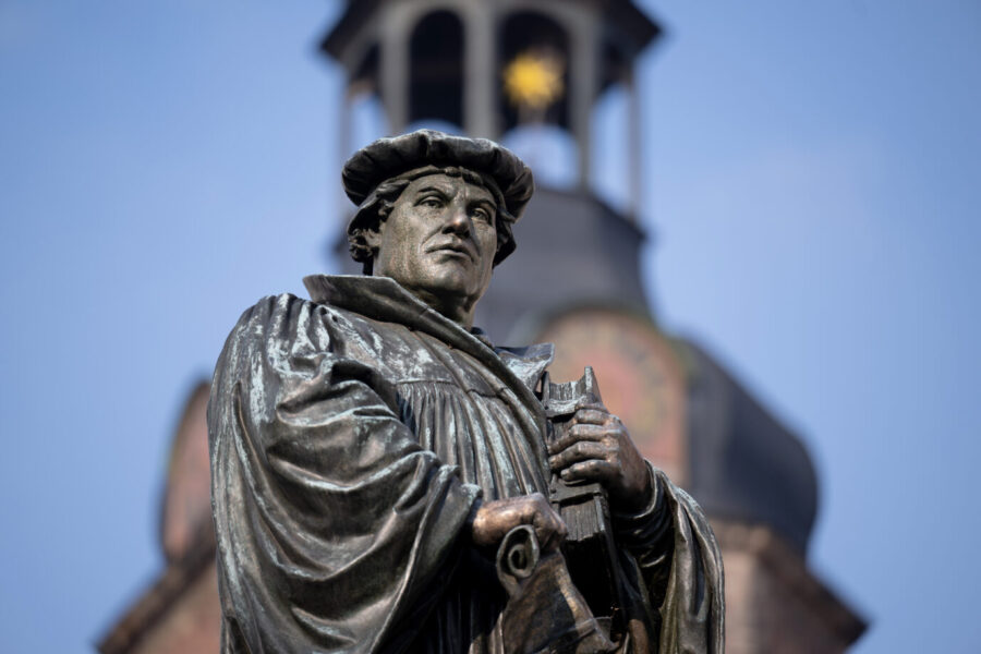 Auf dem Foto befindet sich ein Denkmal des Anführers der deutschen Reformation, Martin Luther, in Eisleben. Die heutige Evangelische Kirche in Deutschland, kurz EKD, beruft sich auf sein Erbe. (Symbolbild)