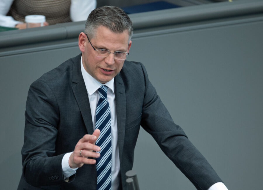 Der CDU-Politiker Christoph de Vries will härter gegen Islamismus in Deutschland vorgehen. Er fordert, Rufe nach einem Kalifat wie auf der Islamisten-Demo in Hamburg unter Strafe zu stellen.