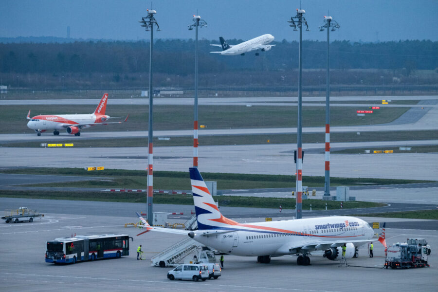 Auf dem Foto befinden sich ankommende Asylbewerber am BER-Flughafen – ein Symbolbild der Migrationskrise und des Asylbetrugs zugleich. (Themenbild/Symbolbild)
