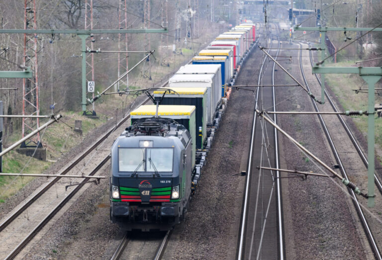 Ein Güterzug fährt auf der Bahntrasse zwischen Hamburg und Hannover. Aus Höflichkeit grüßt eine Joggerin einen vorbeifahrenden Zug – der kommt zum Stehen. Heraustritt der Zugführer mit lustvollem Ziel – ihrem Intimbereich. Ein Güterzug unterwegs in Deutschland: Besser nicht winken Foto: picture alliance/dpa | Julian Stratenschulte