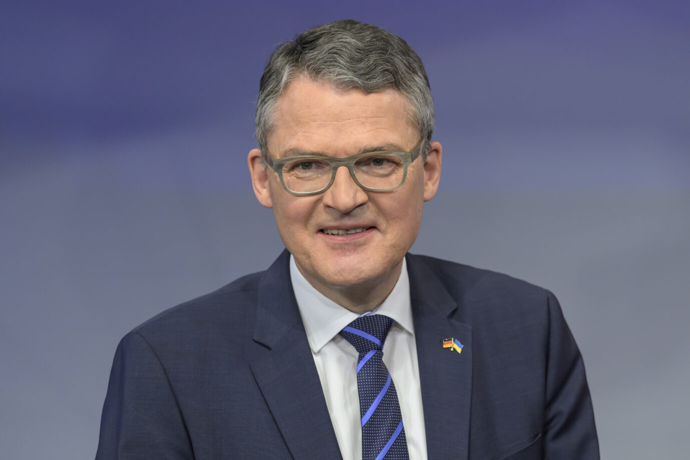 Der CDU-Bundestagsabgeordnete Roderich Kiesewetter will dafür sorgen, daß die Ukrainer in Deutschland in ihre Heimat zurückkehren. Dafür will er etwa das Bürgergeld für Ukrainer aussetzen.