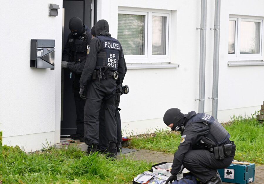 Polizisten bei der Razzia gegen die Schleuserbande in Düren, wo der verhaftete SPD-Politiker Jens Bröker wohnt.