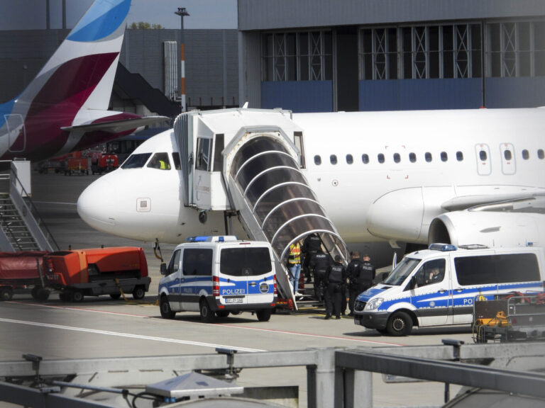Abschiebungen krimineller Ausländer im Privatflugzeug sind für den Steuerzahler teuer.