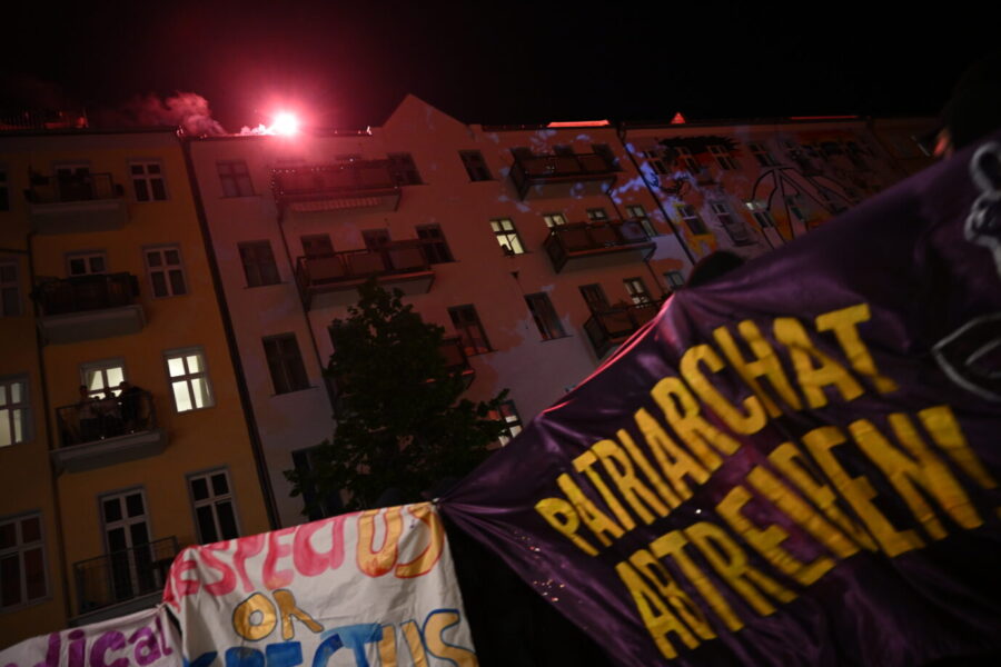 Bei der linksextremen queer-feministischen Demo in Berlin greifen in der Nacht zum 1. Mai Teilnehmer Polizisten an.