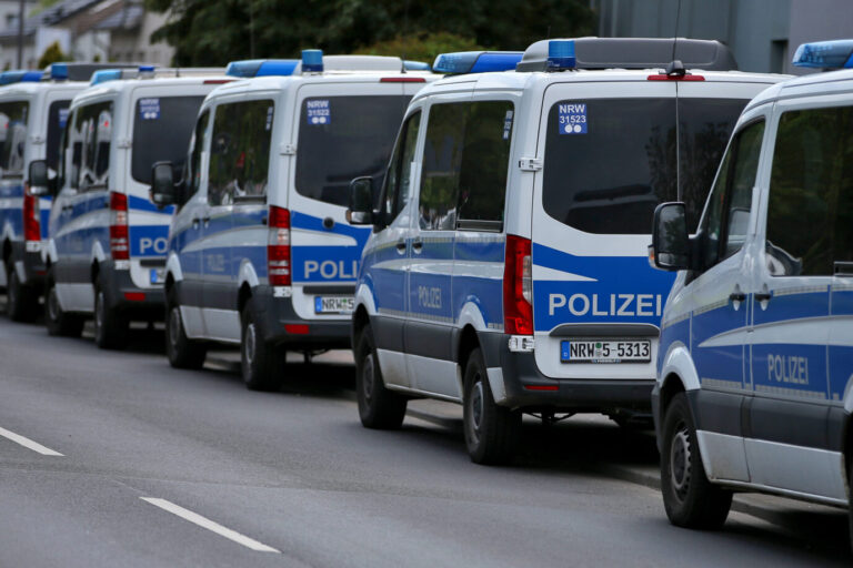 Blaue Polizeifahrzeuge stehen nebeneinander. Zwei junge Männer wurden in Baden-Württemberg verhaftet. Sie wollten offenbar die Besucher einer Synagoge mit Messern angreifen