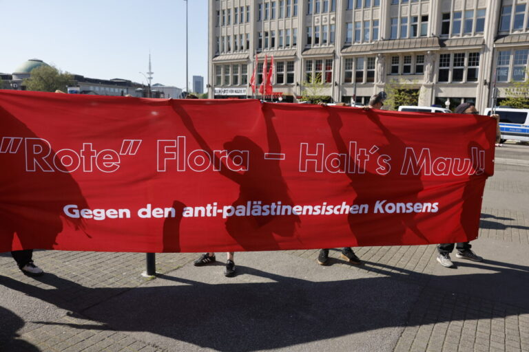 Schon vor der Besetzung durch die Antiimperialisten stand die "Rote Flora" in der Kritik; wie bei der 1. Mai Demonstration.