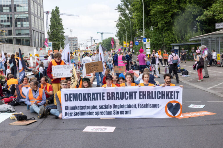 Sitzblockade der Gruppe „Letzte Generation“ in Berlin. Bald gibt es die "Klimakleber" auch als EU-Kleinpartei
