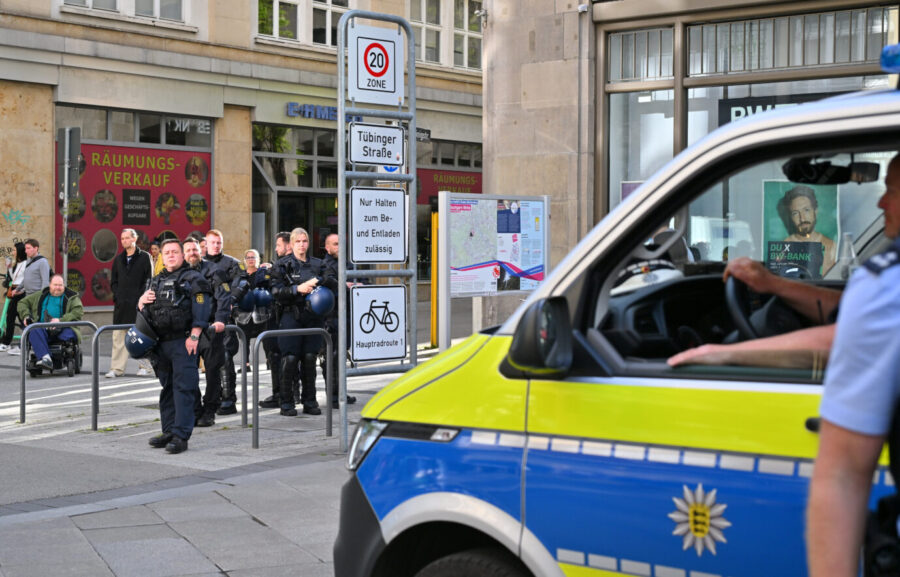 Polizisten stehen am Rotebühlplatz am Rande einer Kundgebung. Das Bündnis zur "Revolutionären 1. Mai Demonstration" ruft zu einer Kundgebung auf, nach dem laut Veranstalter am 1. Mai durch die Polizei Pfefferspray, Schlagstöcke, Pferde und Hunde gegen die Demonstranten eingesetzt wurden. Nach Angaben der Polizei wurden am 1. Mai Einsatzkräfte angegriffen. Nun wurden auch die AFD attackiert