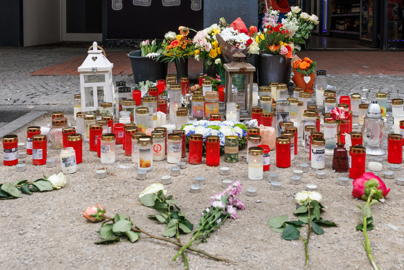 Der Tatort in Paderborn – Trauernde haben Blumen und Kerzen niedergelegt
