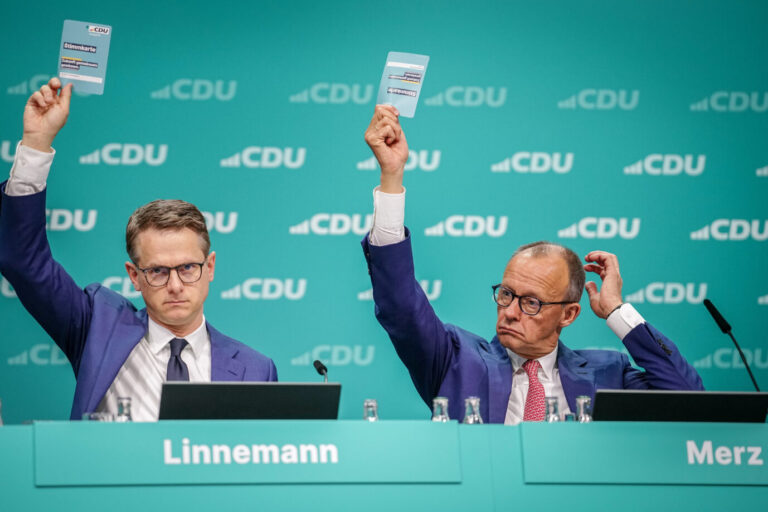Die CDU will schrittweise zur Wehrpflicht zurückkehren. Das beschlossen die Delegierten auf dem Bundesparteitag.