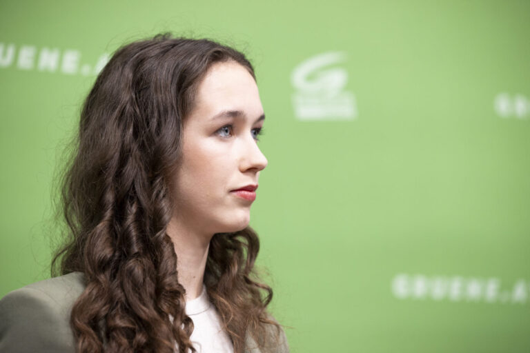 Auf dem Foto befindet sich die österreichische Grünen-Spitzenkandidatin Lena Schilling.