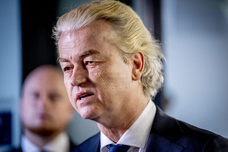 Es ist vollbracht: Geert Wilders nach den abgeschlossenen Koalitionsverhandlungen. Foto: picture alliance / ROBIN UTRECHT | Robin Utrecht