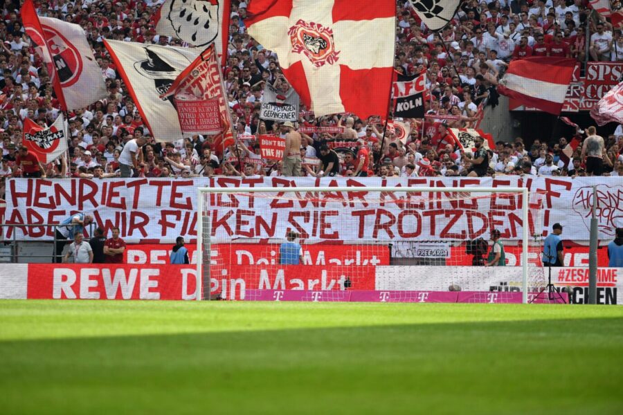 Wegen dieses Transparents zeigt Kölns OB Reker Fans des 1. FC Köln an. 