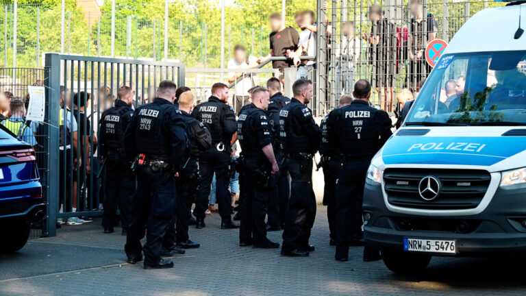In Essen kam es am Rande eines Amateurfußballspiels zu einer Massenschlägerei. Die Polizei sieht Hinweise auf Clan-Kriminalität.