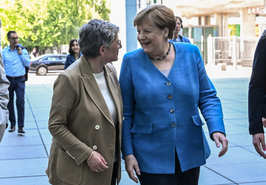 Grünen-Fraktionschefin Britta Haßelmann im freundschaftlichen Austausch mit Altkanzlerin Angela Merkel (CDU). 