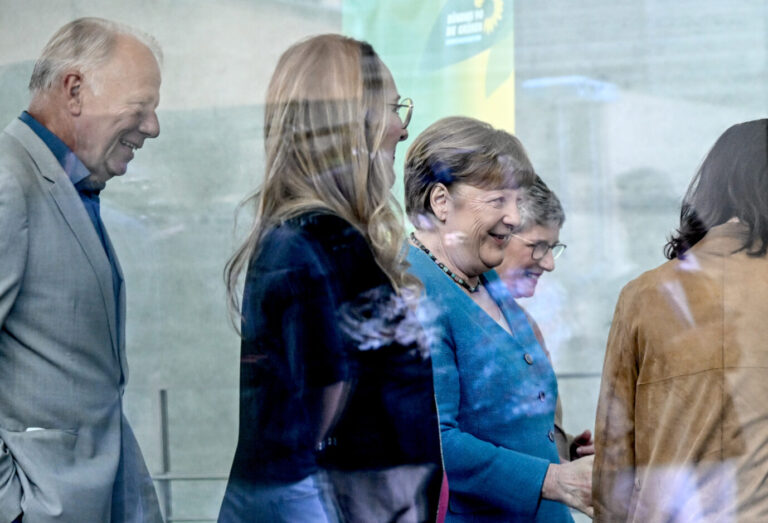 Ex-Umweltminister Jürgen Trittin (Grüne), Grünen-Fraktionschefinnen Katharina Dröge und Britta Haßelmann mit Angela Merkel (CDU) und Außenministerin Annalena Baerbock. Foto: picture alliance/dpa | Britta Pedersen