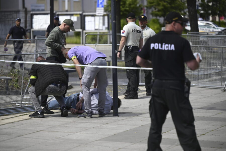 Auf dem Foto befindet sich die Szene des Anschlags auf den slowakischen Ministerpräsidenten Robert Fico.