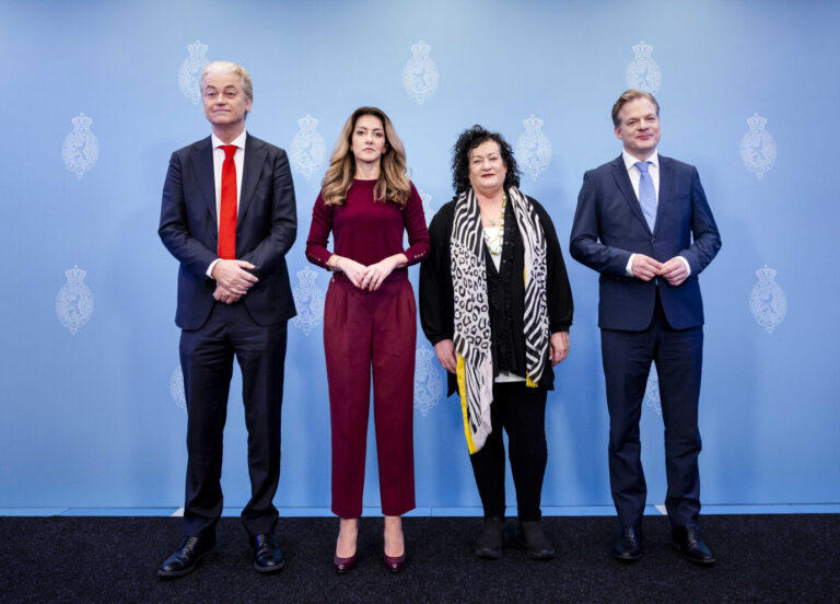 Geert Wilders (PVV), Dilan Yesilgoz (VVD), Caroline van der Plas (BBB) und Pieter Omtzigt (NSC) haben sich auf das Regierungsprogramm in den Niederlanden geeinigt.