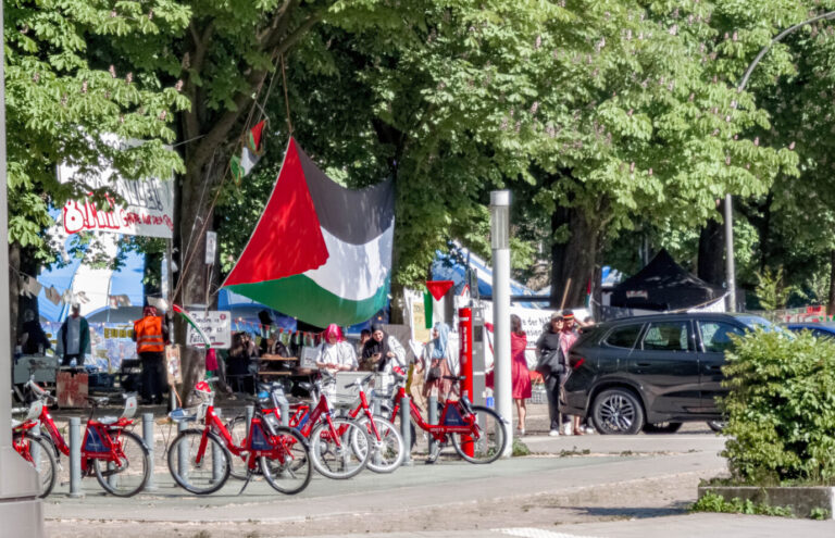 Eine grosse Palästina-Fahne hängt über dem Eingang zum Hamburger Palästina Solidaritätscamp nahe der Universität auf der Moorweide.