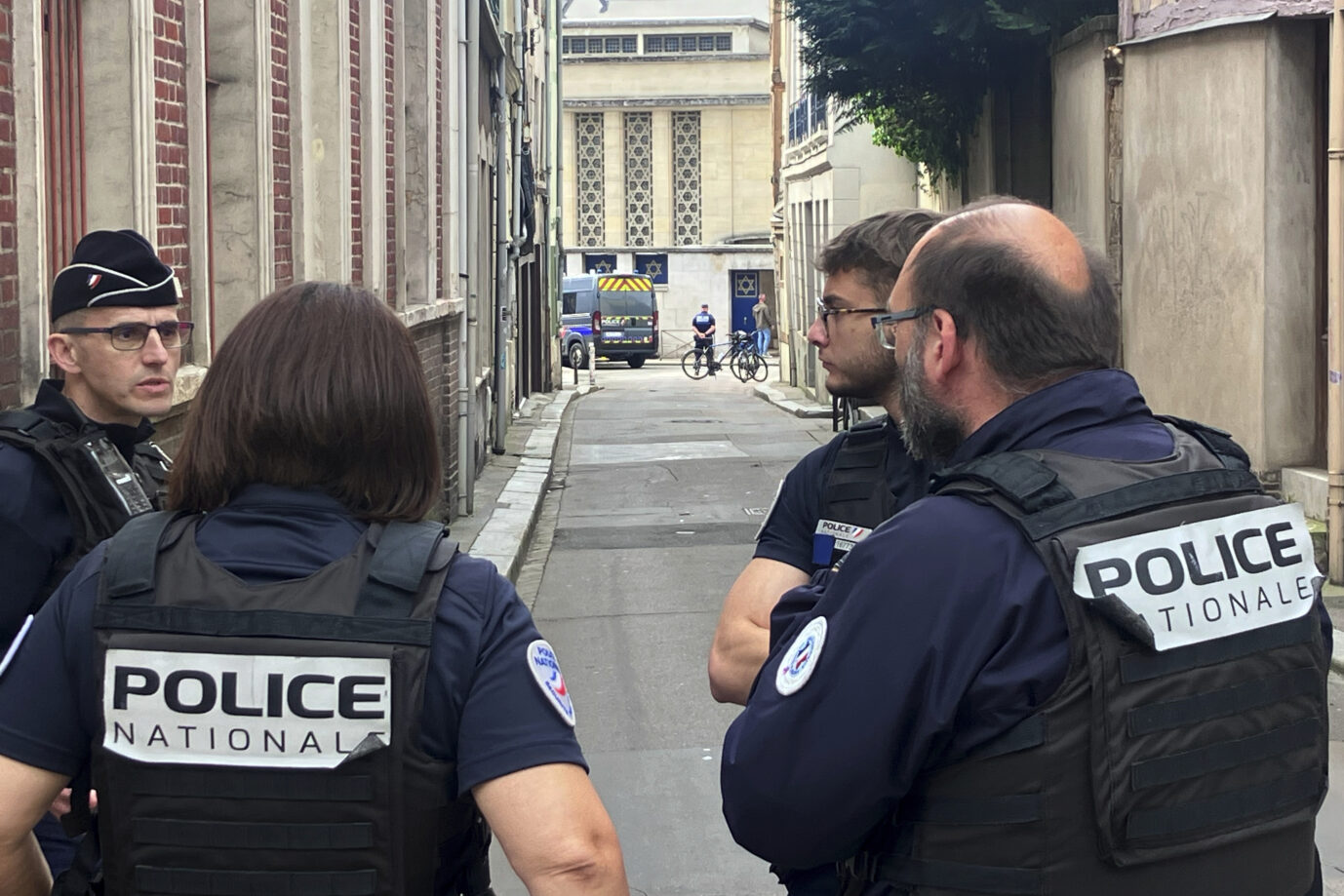 Französische Polizeibeamte stehen vor der attackierten Synagoge in Rouen