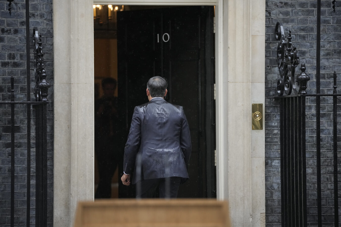 Großbritanniens Premierminister Rishi Sunak flüchtet vor dem Regen in seinen Amtssitz: Die Wahlen werden schwer für seine Konservativen.