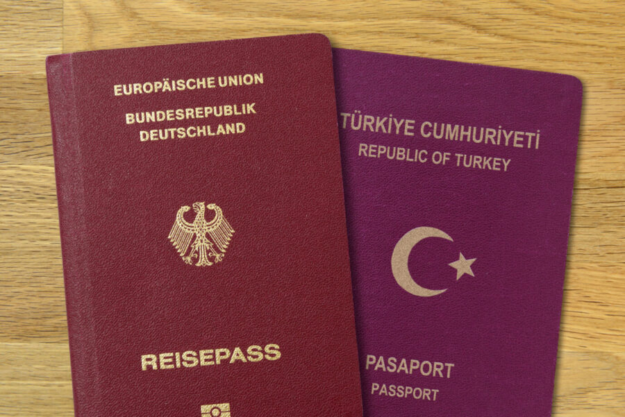 Ein deutscher und ein türkischer Personalausweis liegen nebeneinander (Symbolbild) – in Deutschland lebende Migranten dürfen beide haben, auch bekannt als Doppelpaß