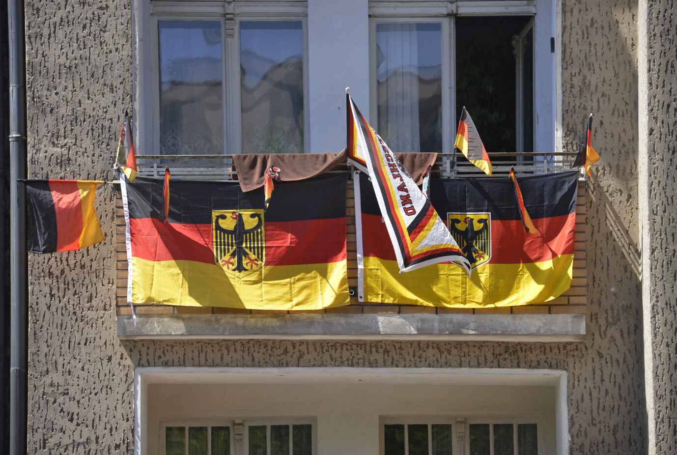 Deutschlandfahnen auf dem Balkon in Berlin: Gefallen der Antifa nicht (Themenbild/Symbolbild)