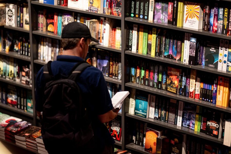 Ein Mann steht vor einem Bücherregal – „Print on demand“ macht den Traum vom eigenen Buch möglich