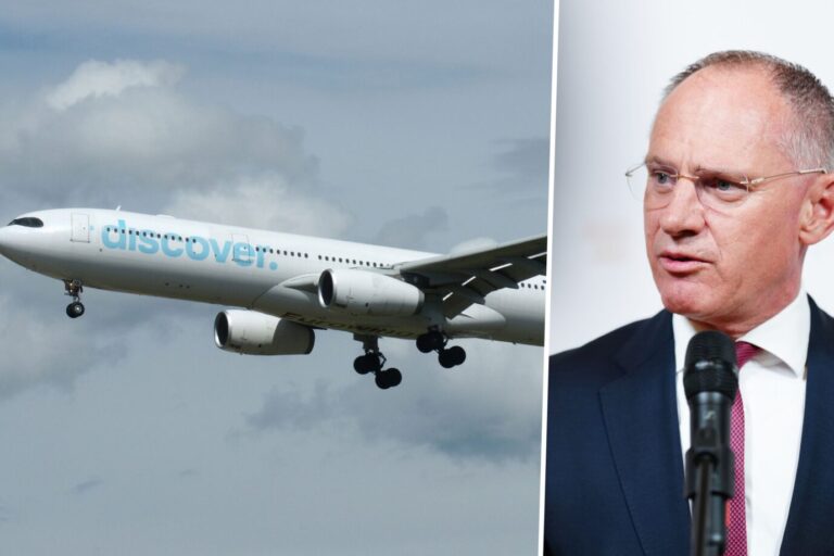Österreichs Innenminister Gerhard Karner von der ÖVP ist neben einem Flugzeug zu sehen.