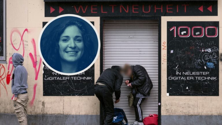 Auf dem Foto befinden sich Zwei Drogensüchtige am Frankfurter Bahnhofsviertel, die Crack konsumieren. Dies ist ein Symbol einer Epidemie, die für eine Rekordzahl an Drogentoten sorgt. (Themenbild/Symbolbild)
