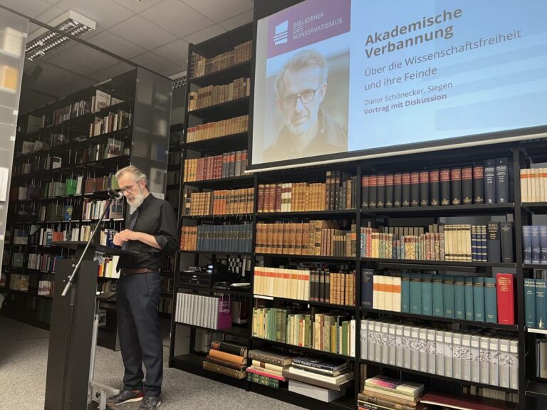 Der Philosoph und Uniprofessor Dieter Schönecker verteidigt in der Bibliothek des Konservatismus den Wert der Wissenschaftsfreiheit Foto: JF