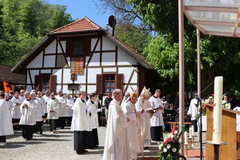 Wenige Wochen vor dem Katholikentag in Erfurt findet im Eichsfeld die größte Männerwallfahrt Deutschlands statt. Die JUNGE FREIHEIT war vor Ort. Wallfahrer vor der Kapelle in Klüschen Hagis: Spärlicher Beifall für den Erfurter Bischof Foto: Daniel Körtel