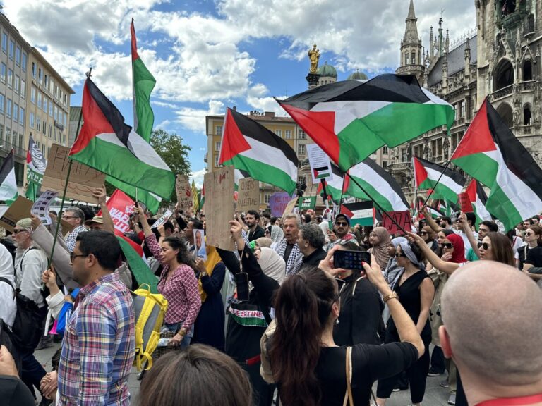 Zum Nakba-Jahrestag demonstrieren Tausende Palästina-Symphatisanten in München. Es kommt zu verbalen Entgleisungen. Doch die Müncher genießen lieber ihren Kaffee und Kuchen. Die JUNGE FREIHEIT berichtet vor Ort. Die Müncher Innenstadt gehüllt in den Farben der Palästina-Flagge: Etwa 4.000 Personen demonstrieren gegen Israel Foto: Hinrich Rohbohm / JF