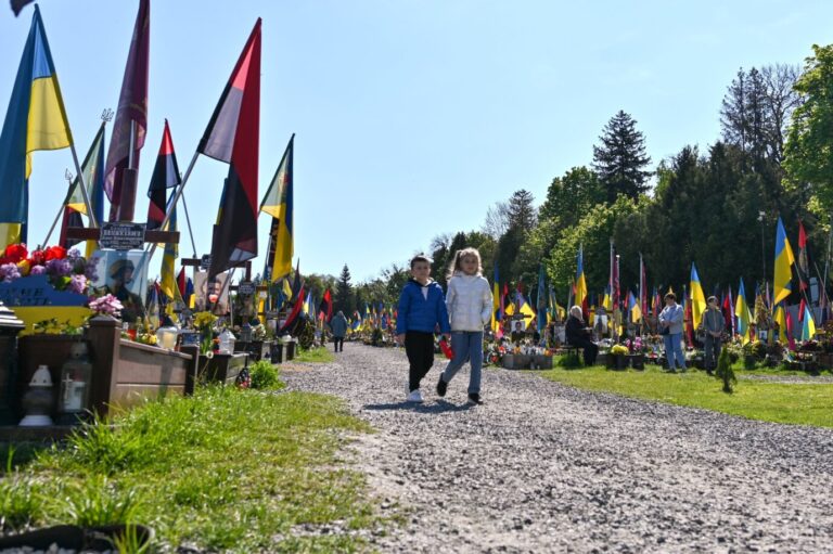 Auf dem Foto befindet sich ein Friedhof in Lemberg, in der Westukraine. Kinder gehen den Weg zwischen den Gräbern der gefallenen Verteidiger der Ukraine auf dem Feld der Ehrengräber entlang. (Themenbild/Symbolbild)