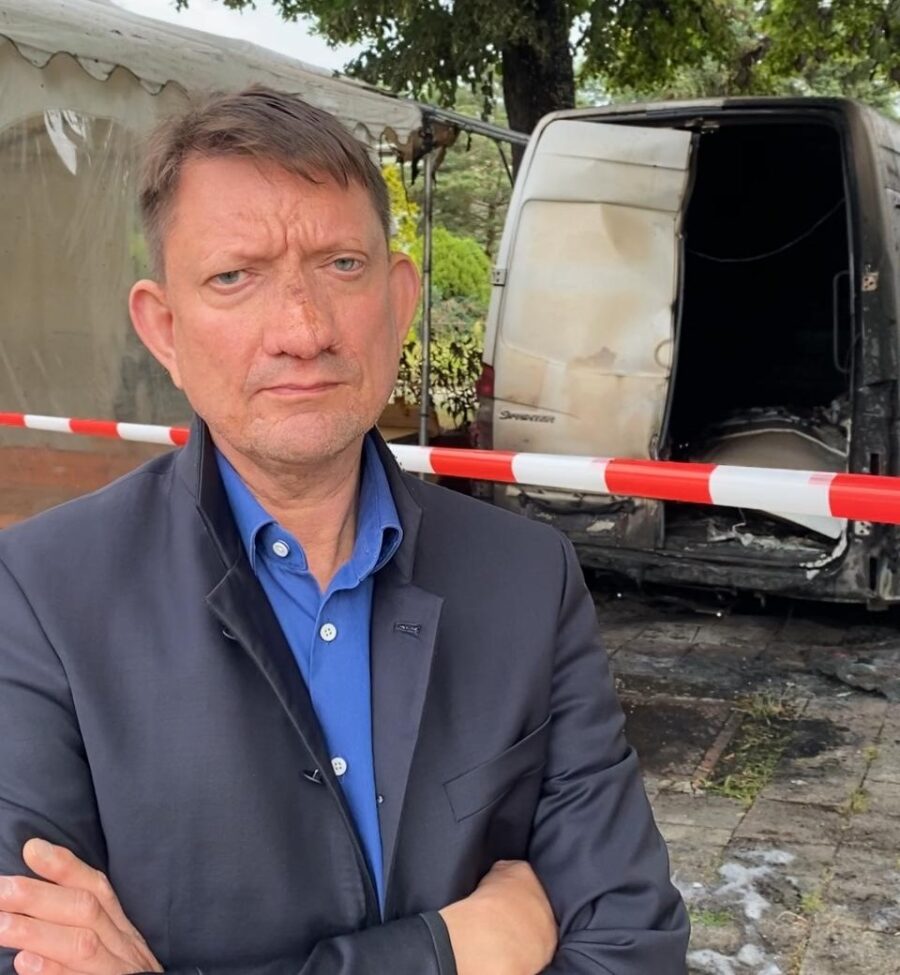 Der AfD-Abgeordnete Ronald Gläser nach dem Brandanschlag.
