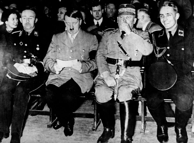 Reichskanzler Adolf Hitler (2. v. l.) entledigte sich seines Rivalen Ernst Röhm (2. v. r.) mit Hilfe der SS von Heinrich Himmler (l.).