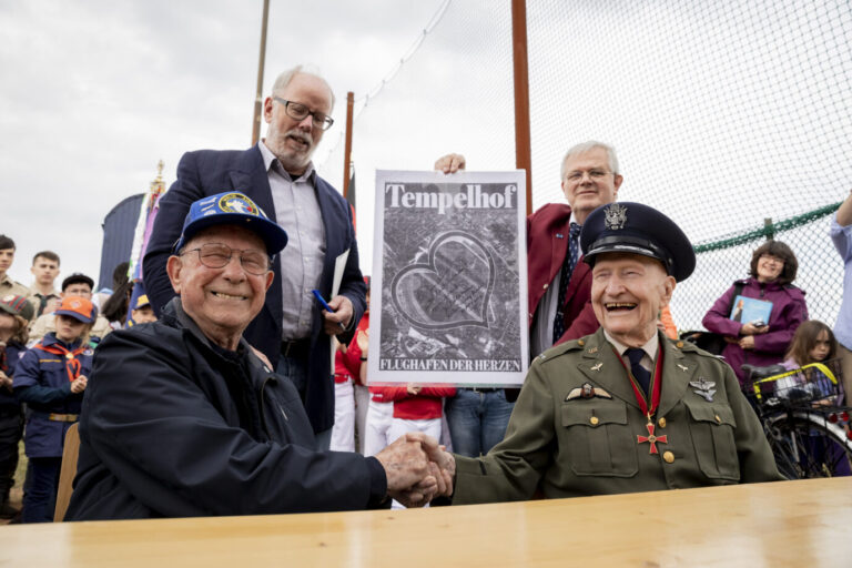 Gail Halvorsen (r), ehemaliger Luftbrückenpilot, nimmt mit Ralph Dionne (l), Flugingenieur bei der Luftbrücke, an einer Pressekonferenz zur Benennung eines Baseball- und Softballplatzes des Sportvereins Berlin Braves nach ihm teil.