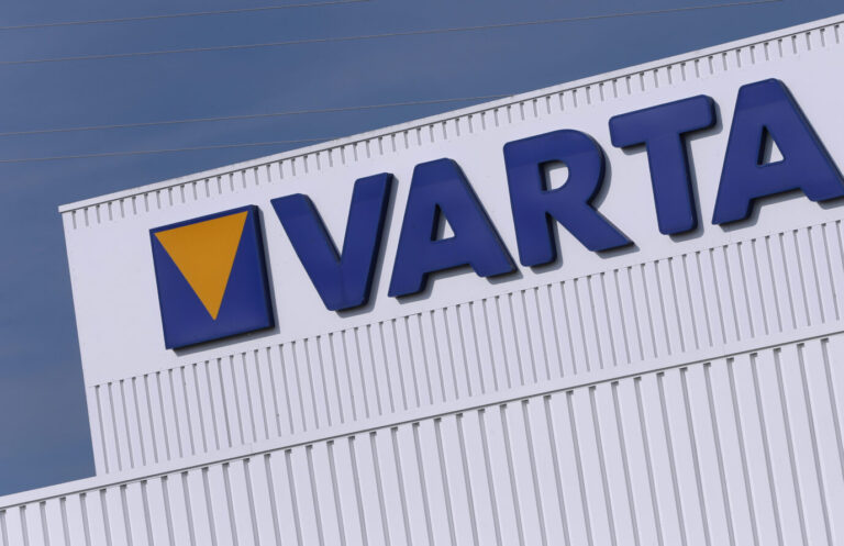 Mediennummer 220393204 Beschreibung Das Firmenlogo und der Schriftzug «Varta» stehen am Firmengebäude des Batterieherstellers. (Themenbild/Symbolbild)