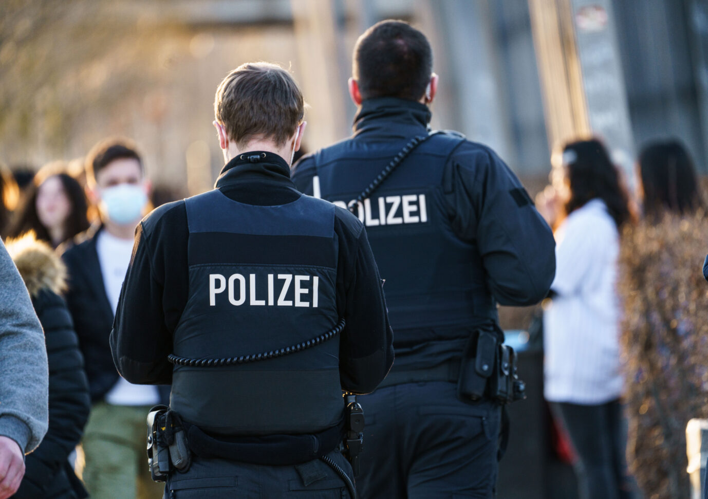 Ein 19jähriger Afghane sticht in Frankfurt eine Frau nieder. Der Täter sitzt in Untersuchungshaft, die Frau wurde schwer verletzt.
