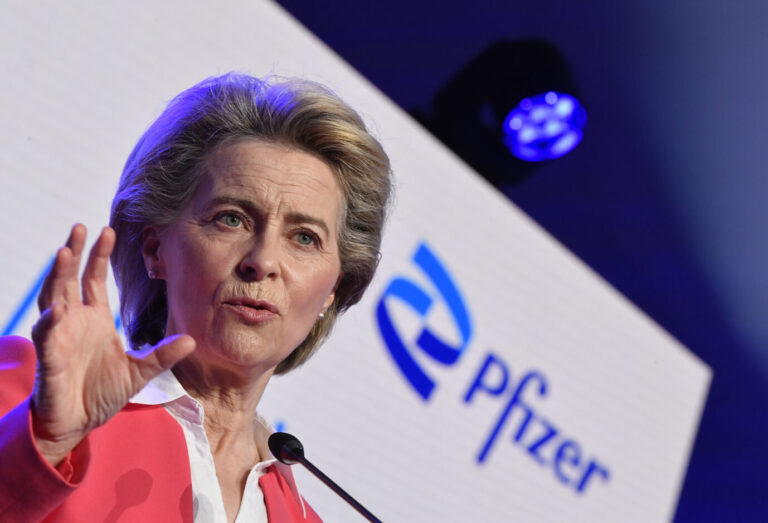 In der Corona-Doku geht es auch um die Verbindungen von EU-Kommissionspräsidentin Ursula von der Leyen zum Impfstoffhersteller Pfizer (Archivbild).