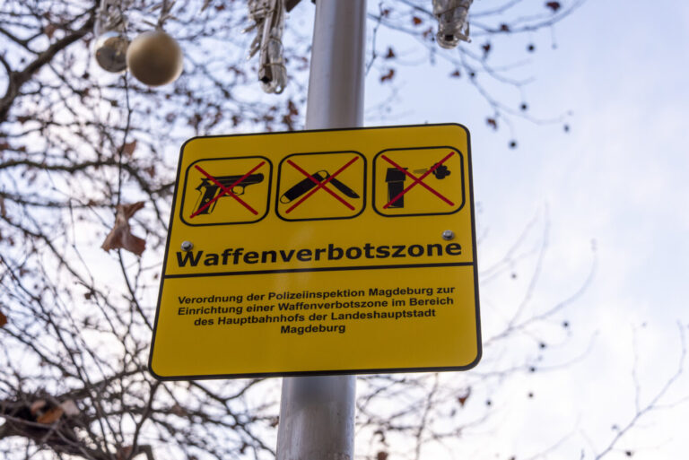 Am Magdeburger Hauptbahnhof hängt ein Hinweisschild mit der Aufschrift Messerverbotszone.