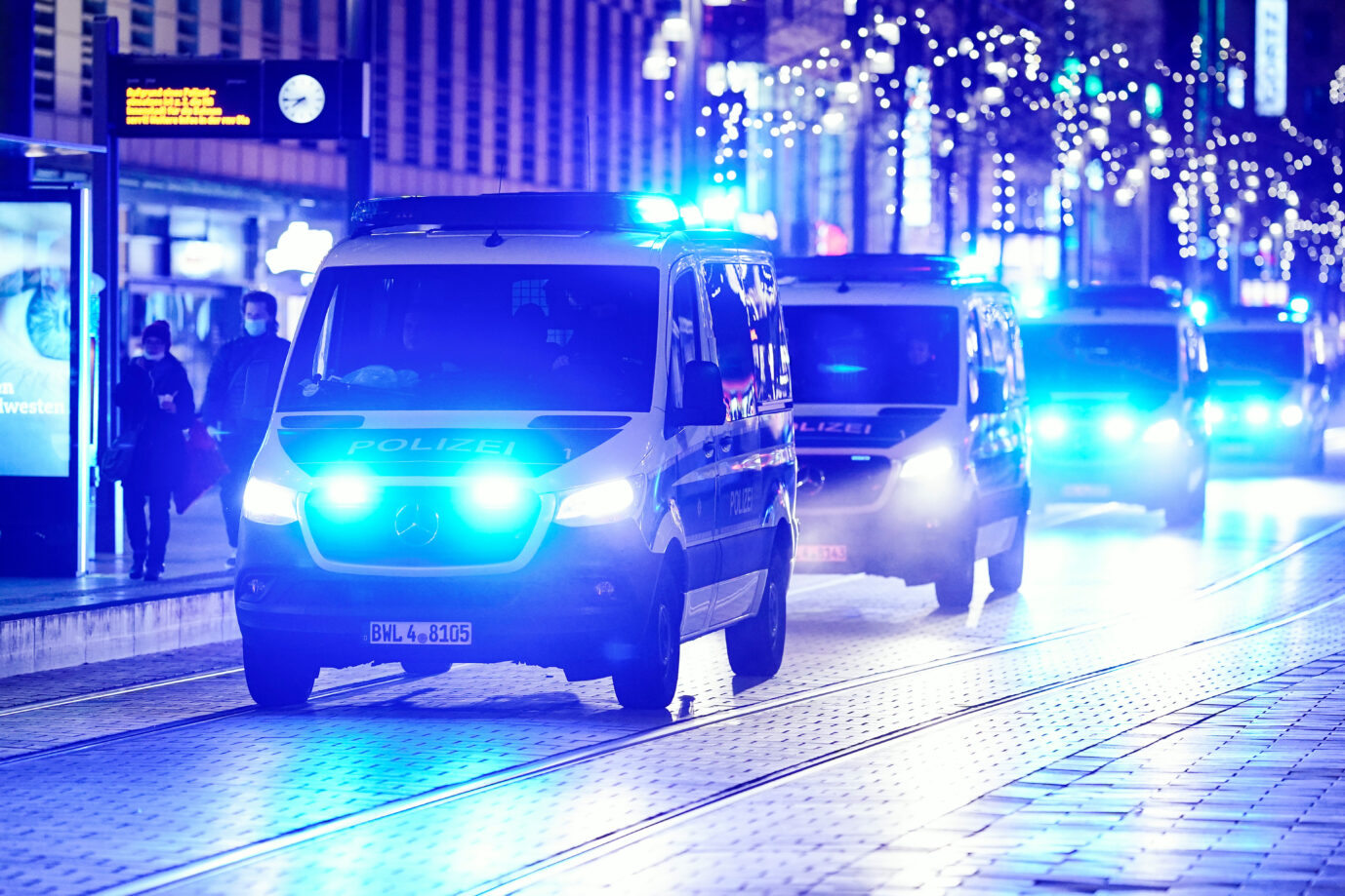 Polizeiwagen mit Blaulicht fahren durch die Mannheimer Innenstadt (Symbolbild)