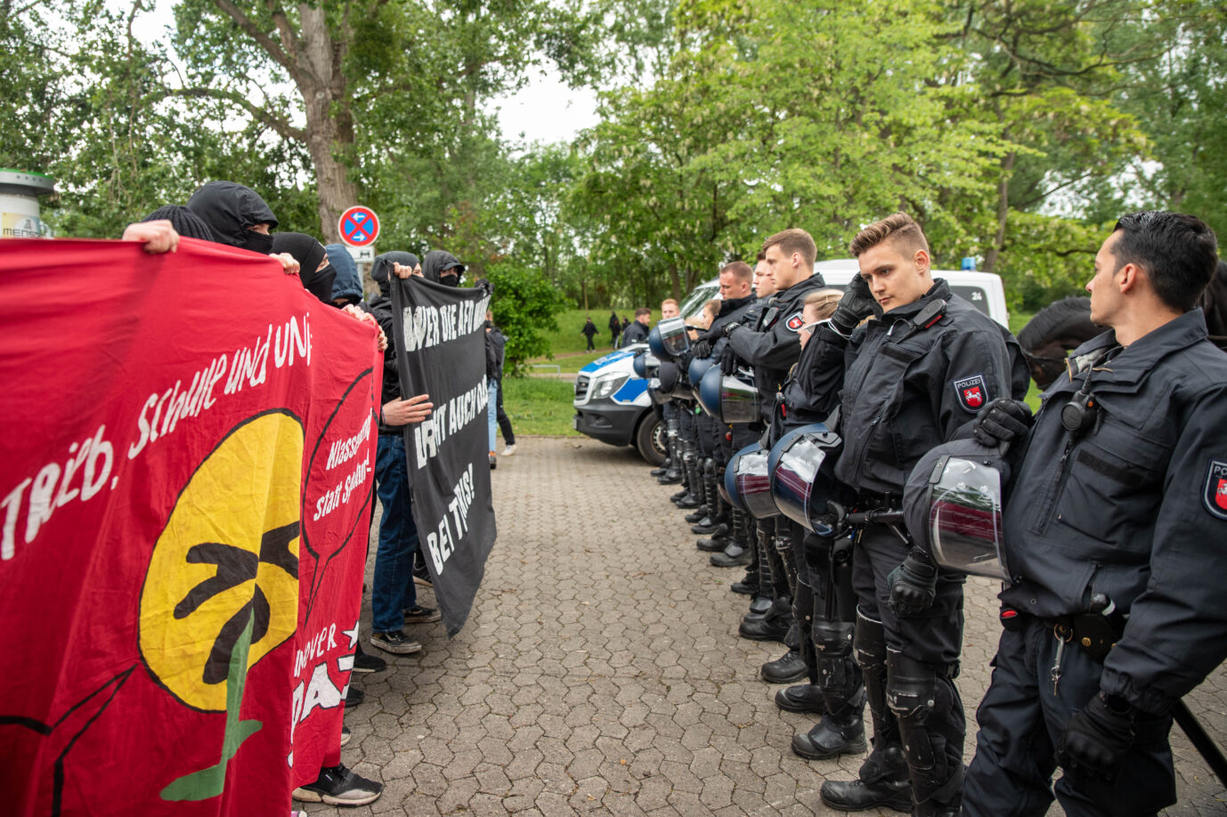Auf dem Foto befindet sich ein Antifa-Protest gegen den AfD-Parteitag Niedersachsen im Jahr 2022. (Themenbild/Symbolbild)