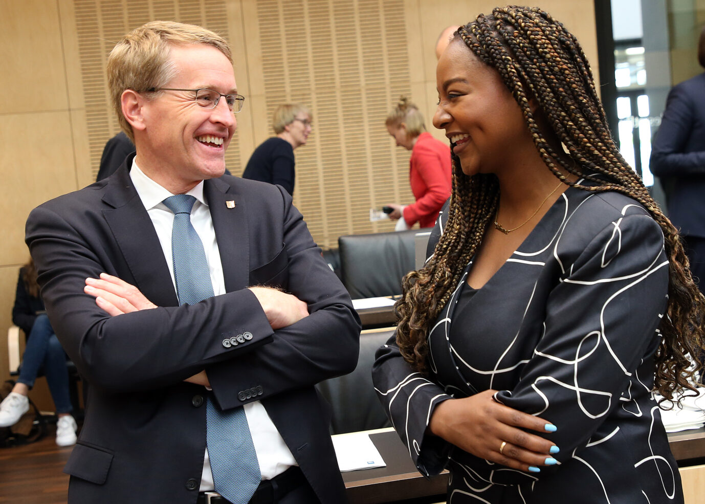 Auf dem Foto befinden sich Schleswig-Holsteins Ministerpräsident Daniel Günther (CDU) und seine Sozialministerin Aminata Touré (Grüne). Die Landesregierung will die Bezahlkarte mit Verspätung einführen. (Themenbild/Symbolbild)