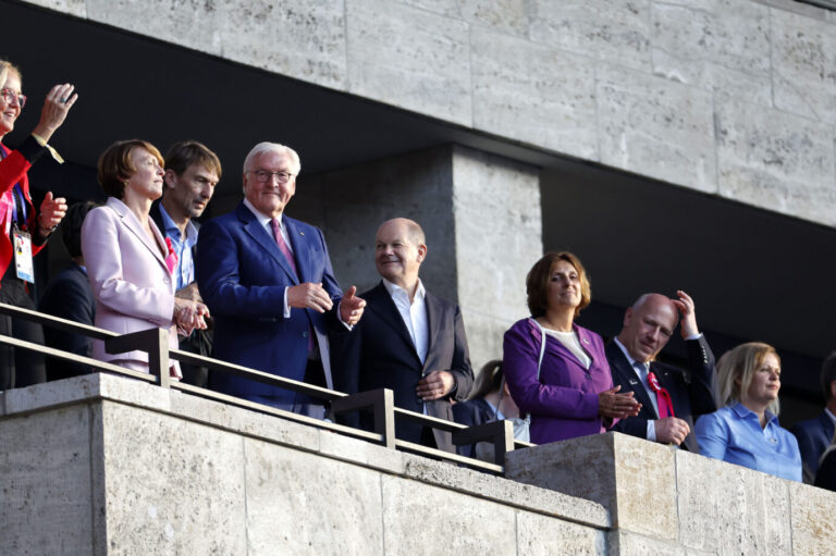 Elke Büdenbender, Frank-Walter Steinmeier, Olaf Scholz, Britta Ernst, Kai Wegner und Nancy Faeser bei der Eröffnung der Special Olympics World Games Berlin 2023 im Olympiastadion. Berlin, 17.06.2023. Zu Mannheim fällt ihnen nur wiedersprüchliches ein.