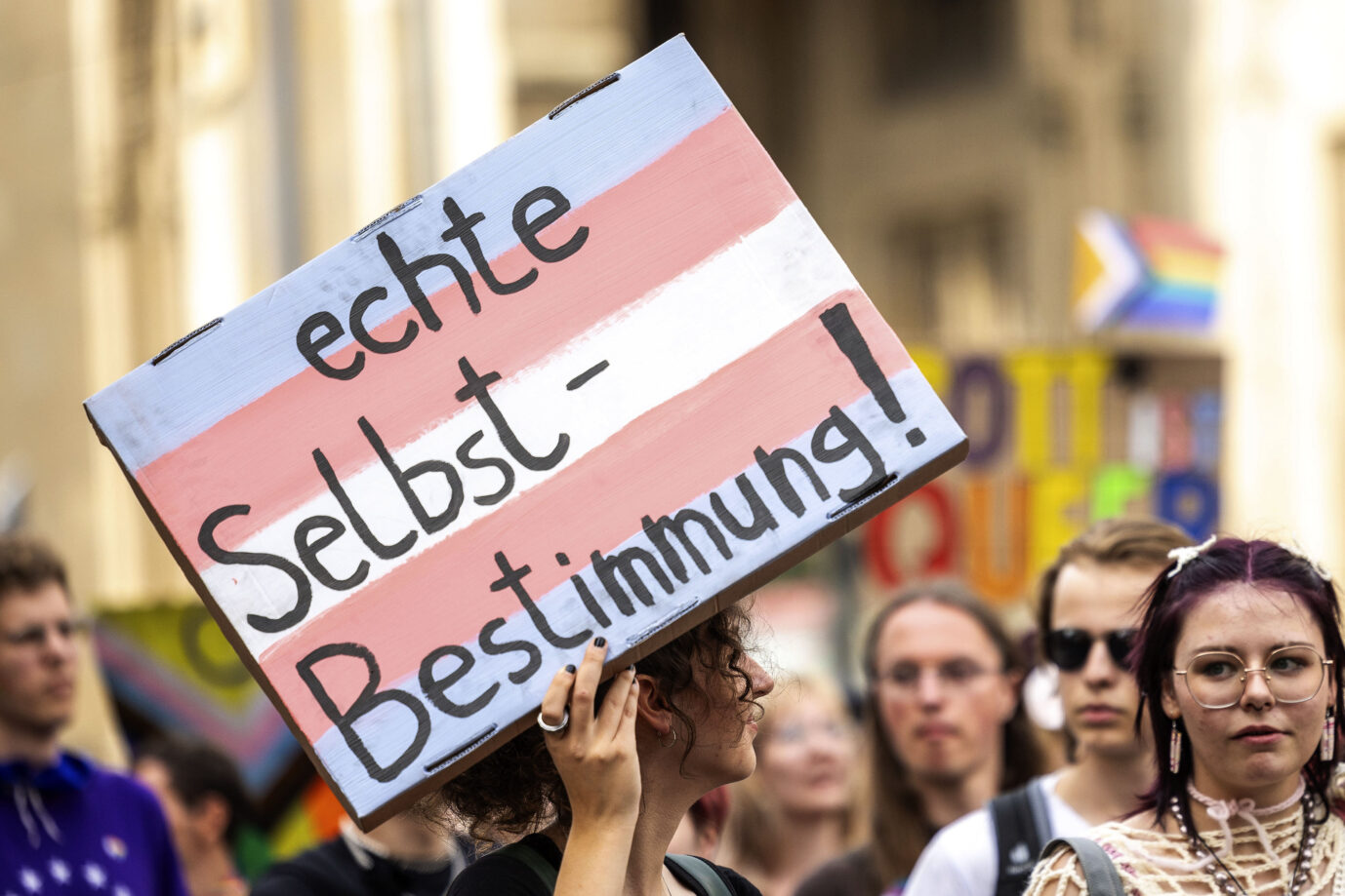 In Nordrhein-Westfalen wurde ein biologischer Mann, der sich als Transgender identifiziert, vom Männer- in den Frauenvollzug verlegt. Außerdem wartet der Transgender-Gefangene auf eine geschlechtsangleichende Operation.