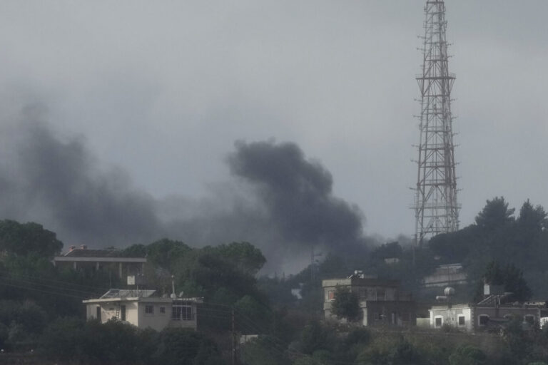 Nach dem Beschuß von Hisbollah-Raketen stehen Stellungen der israelischen Armee in Brand (Symbolbild vom November 2023)