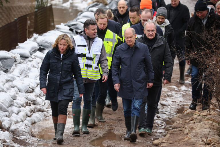 Bundeskanzler Olaf Scholz besuchte Anfang Januar das Hochwassergebiet. Beim Aufräumen wollten Flüchtlinge nicht mithelfen.